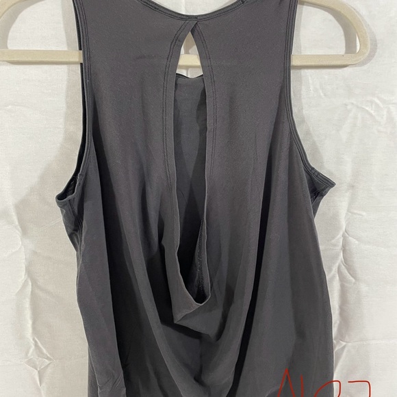 Lululemon open back tank size 4 or 6 - Picture 3 of 3
